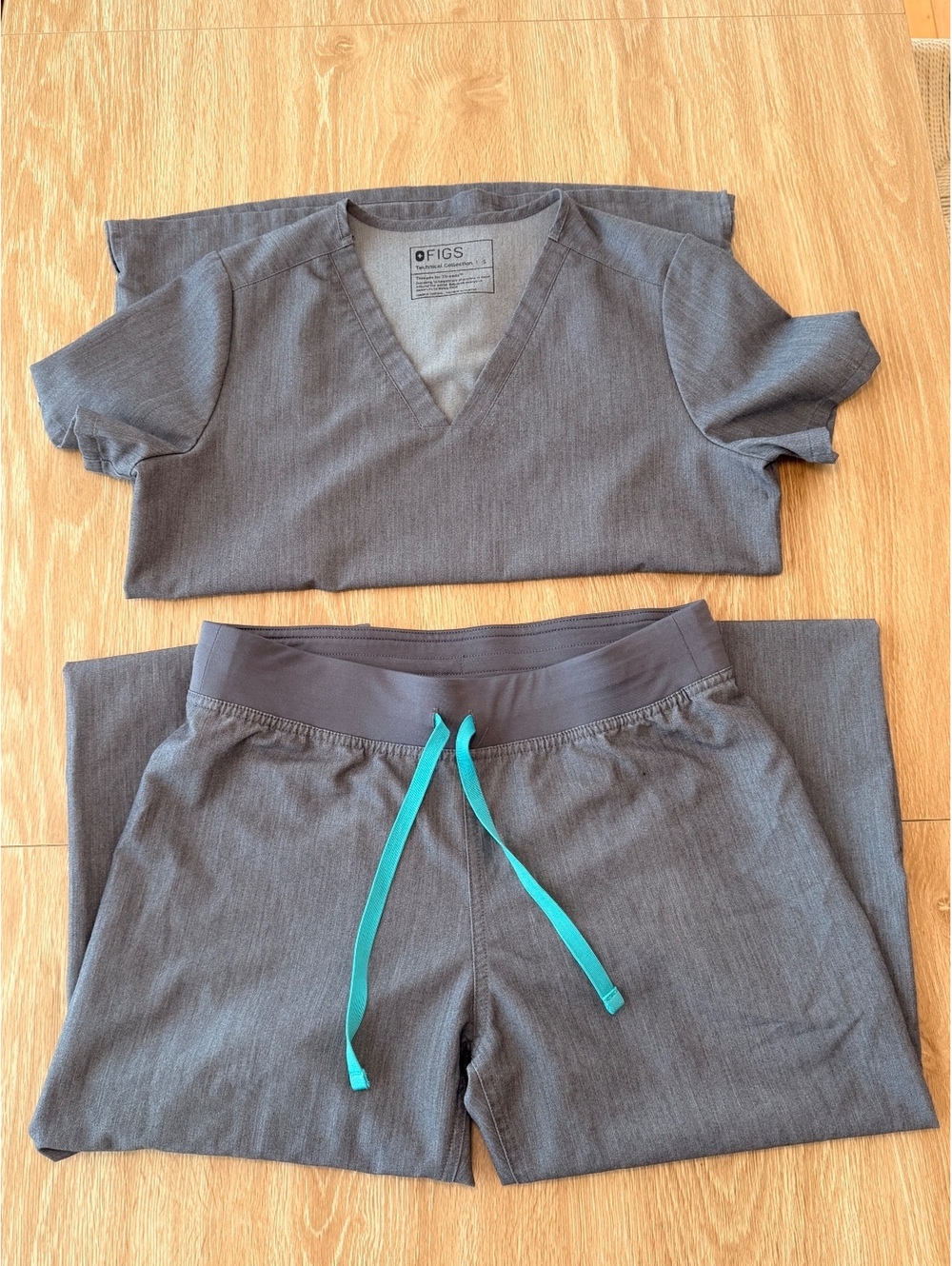 FIGS Graphite Scrub Set